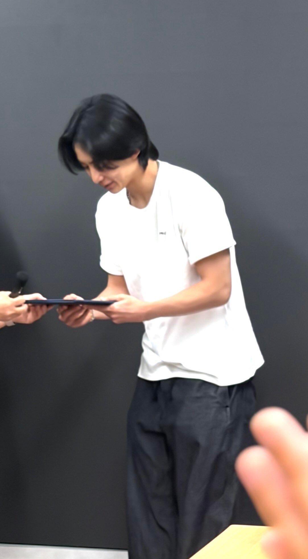 服役结束后放出的做志愿活动的尹净汉🥺🥺服役期间做支援服务的尹净汉尹净汉退伍