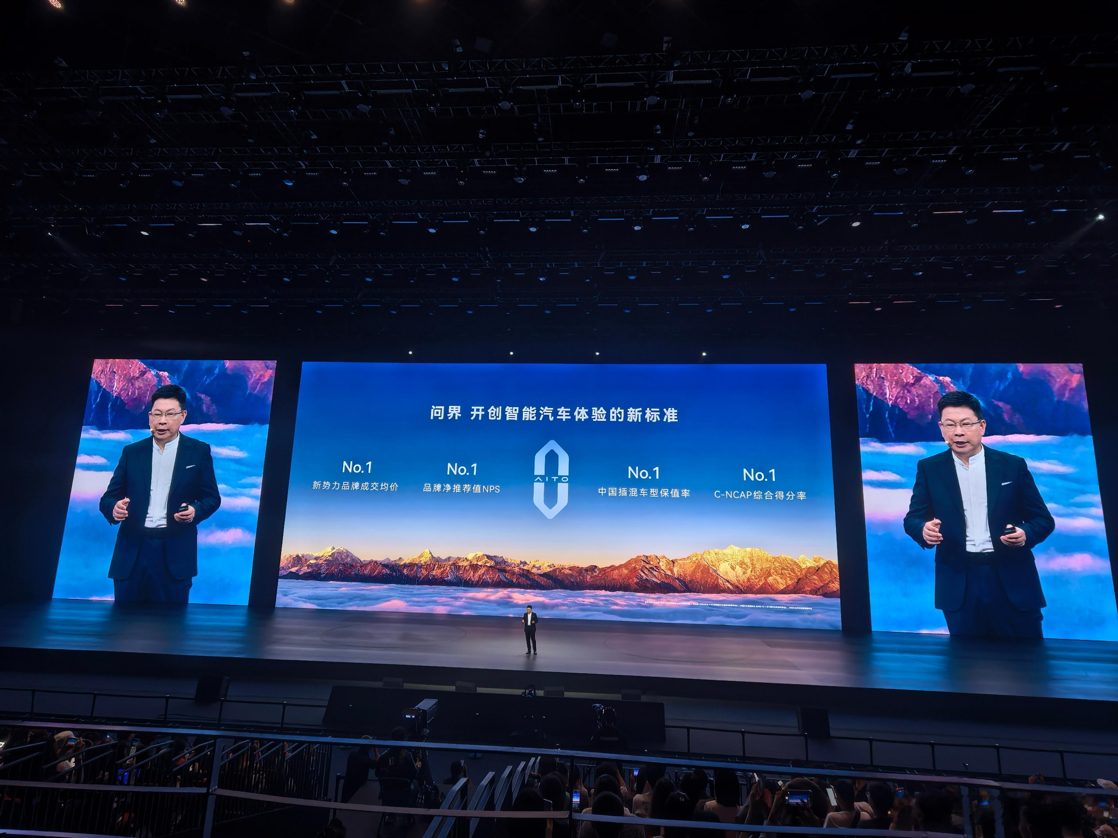全新一代问界M9 发布会现场，气氛非常热烈。开场前我在展示区，看到不少媒体朋友正