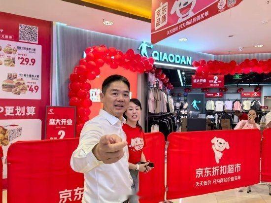 刘强东回宿迁凌晨吃大排档，不愧是最接地气的企业家 ​​​