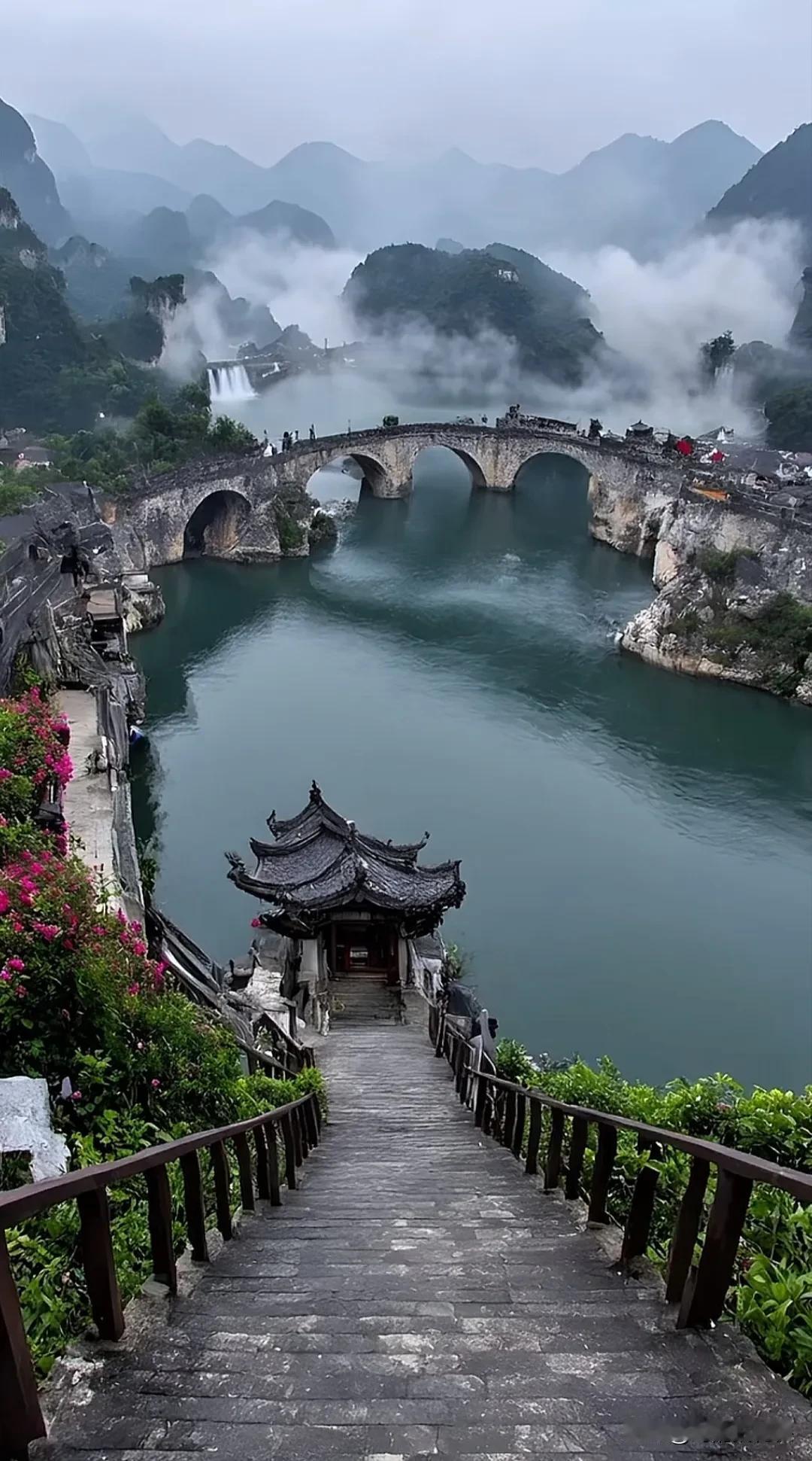 对联挑战：邀请友友下联你你咋对？
上联：古桥跨水连云岭，
下联：邀请[作揖][玫