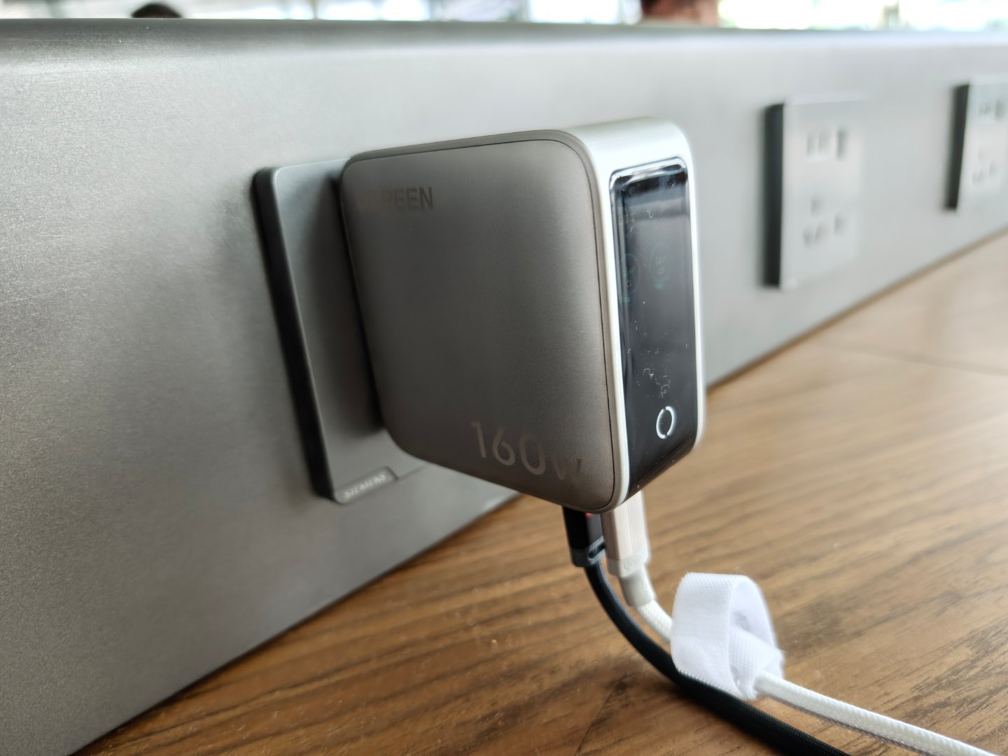 这回出门带了绿联这个160w出来的 还真是带对了 笔记本 手机都用的这个 