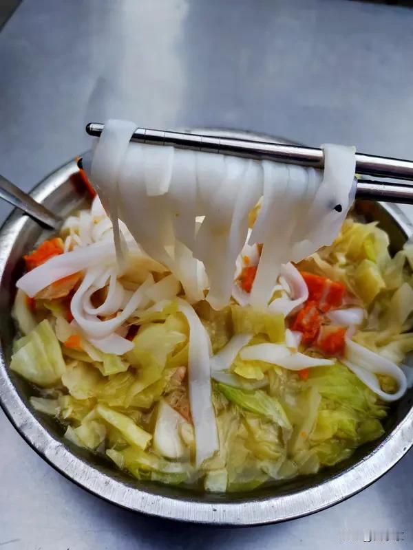 早上起晚了，直接冲去楼下的早餐店。
一碗热乎的汤粉，加了满满的牛肉和青菜，嗦一口