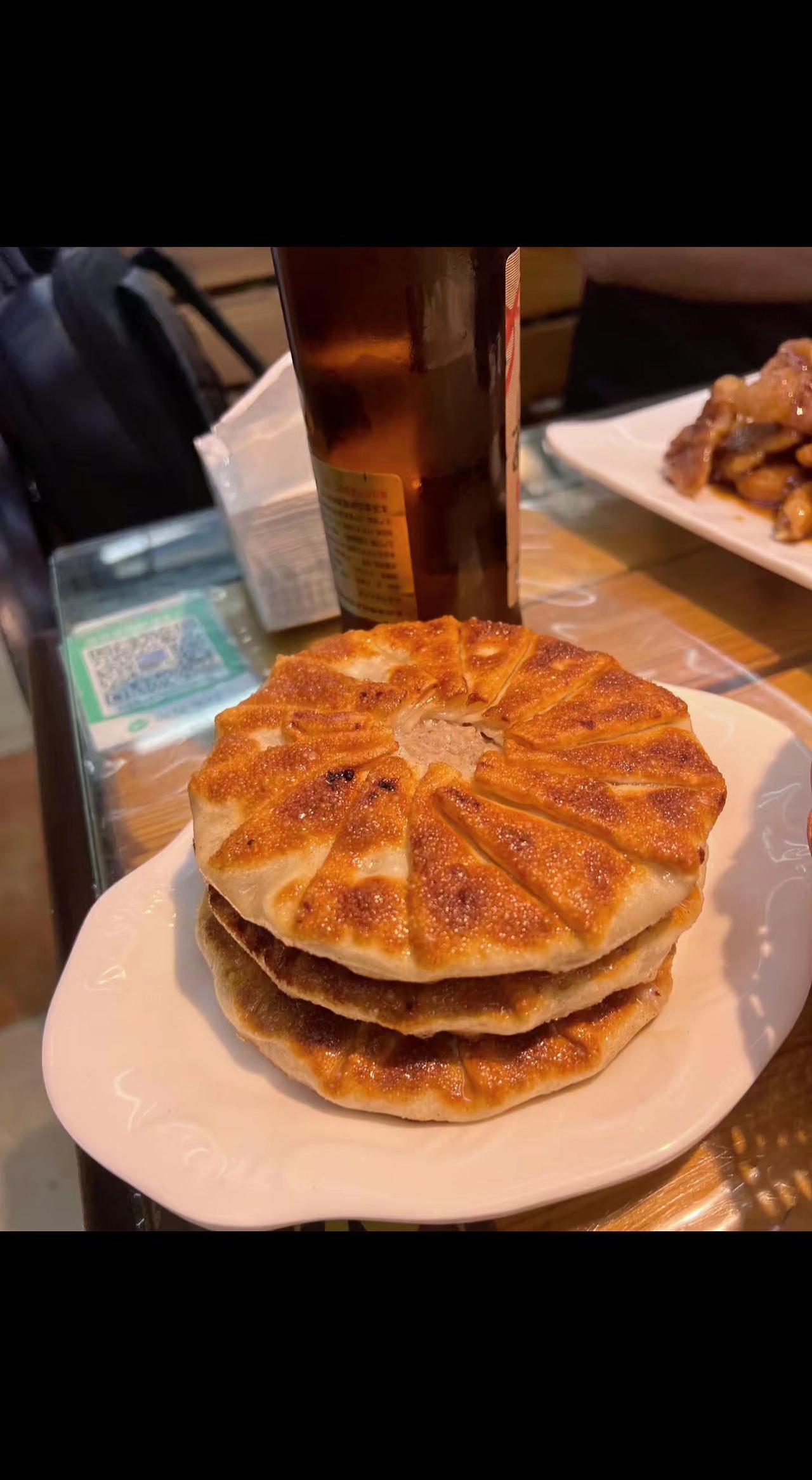 开口馅饼🔥金黄酥皮像太阳的裂纹🌞咬开是滚烫的人间烟火！三两口下去，灵魂都暖透