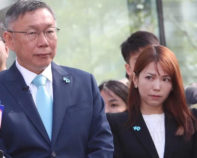 柯文哲要出书了，而且不是传闻所说的两本，而是四本。
书里要讲“联合政府”，更是要