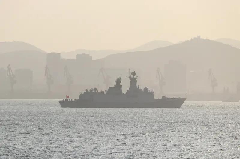 052D型驱逐舰搭载了YJ-20超高音速导弹，对敌如驱逐舰、巡洋舰及两栖攻击舰和