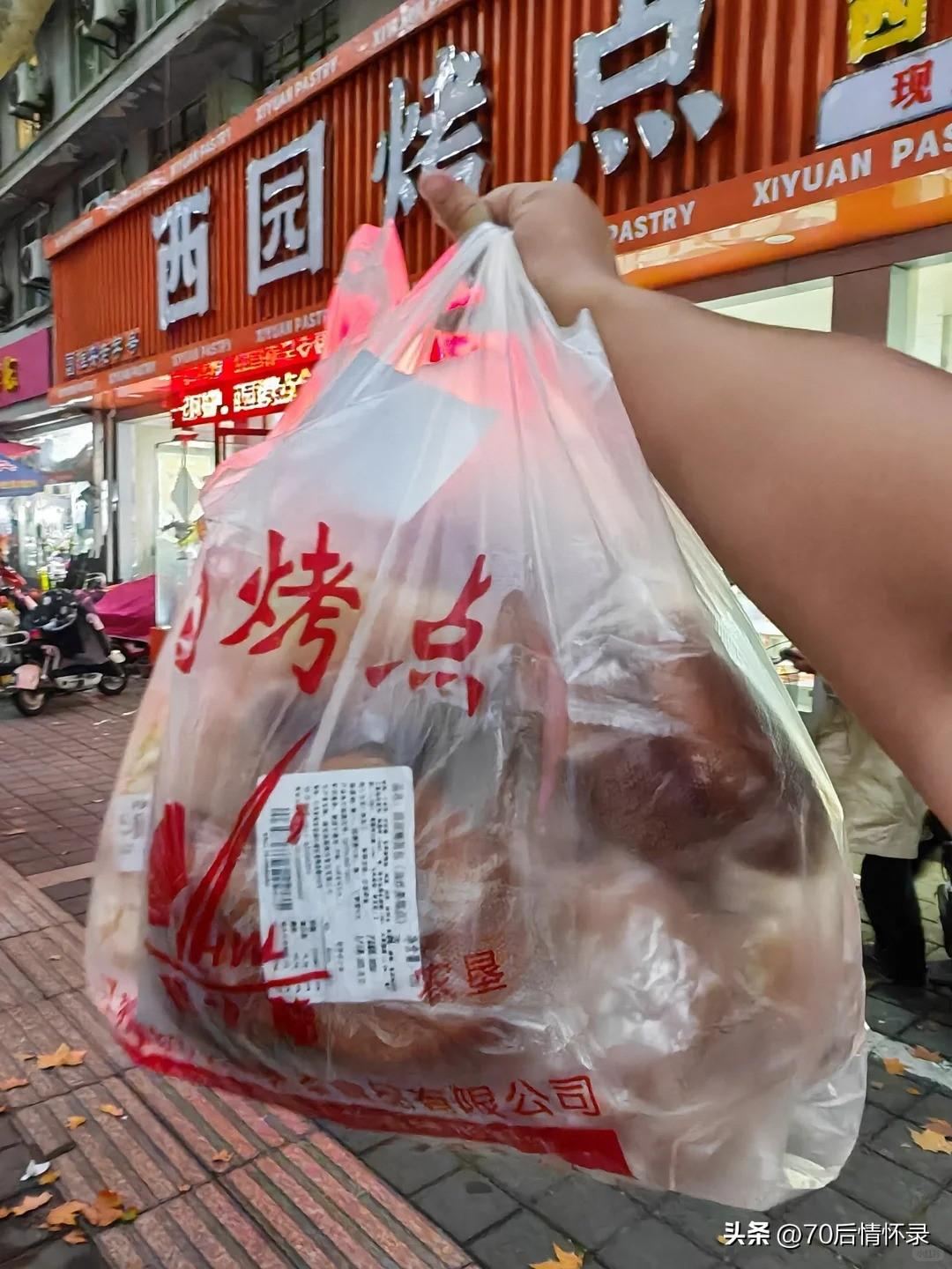 若要选一味最贴合老淮阴烟火底色的甜品，一定是西园鸡蛋糕。它没有精致的裱花，没有繁