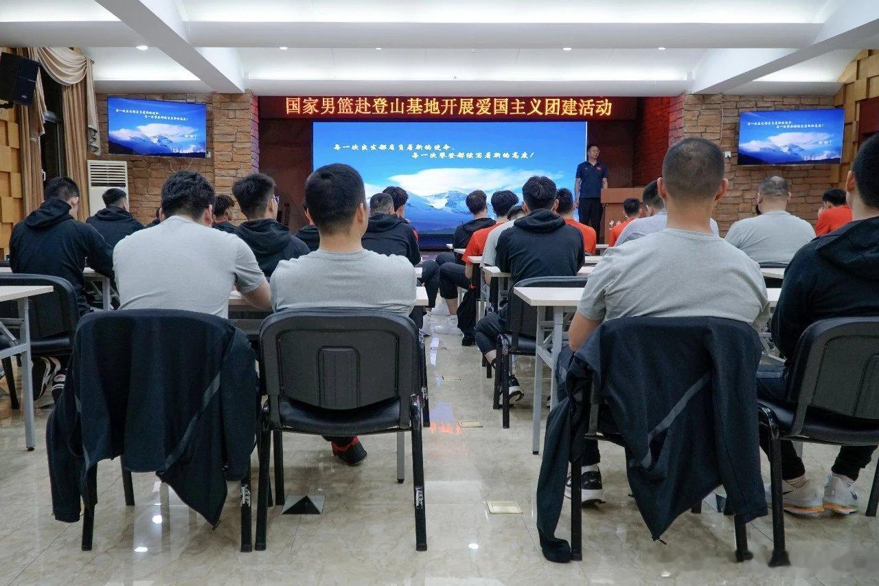 老叔带着男篮去攀岩了，对思想品德的建设具有锻炼意义 