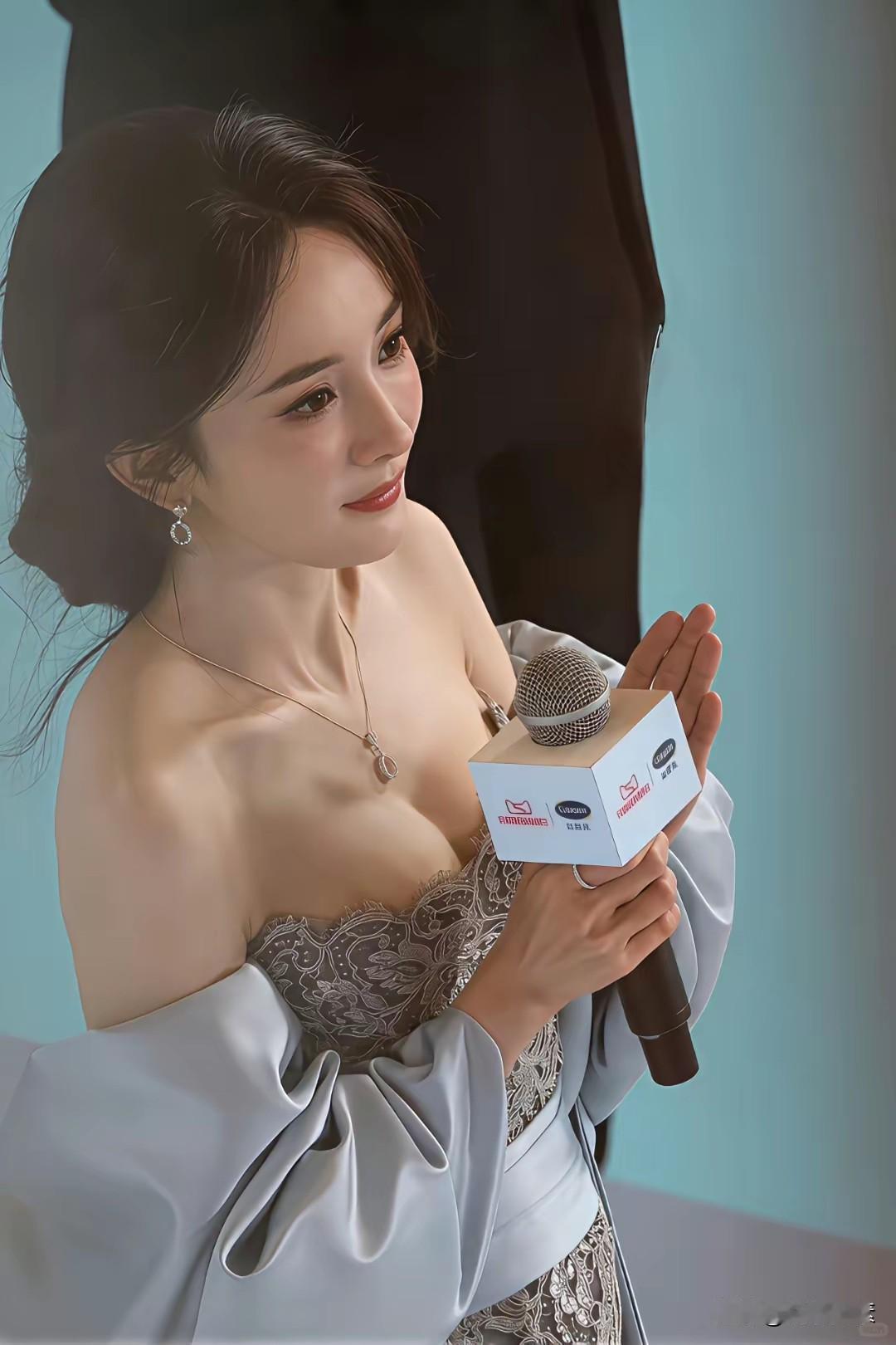 四十岁的杨幂居然还宛如青春少女，
身形挺拔，凹凸有致。
难怪刘恺威会分手，也许是