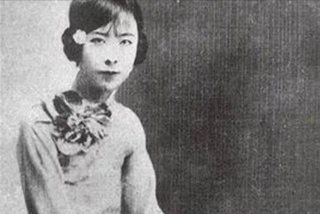 1940年，于凤至胸前严重溃烂，抛下丈夫张学良赴美治病。她憔悴走下飞机，正茫茫然