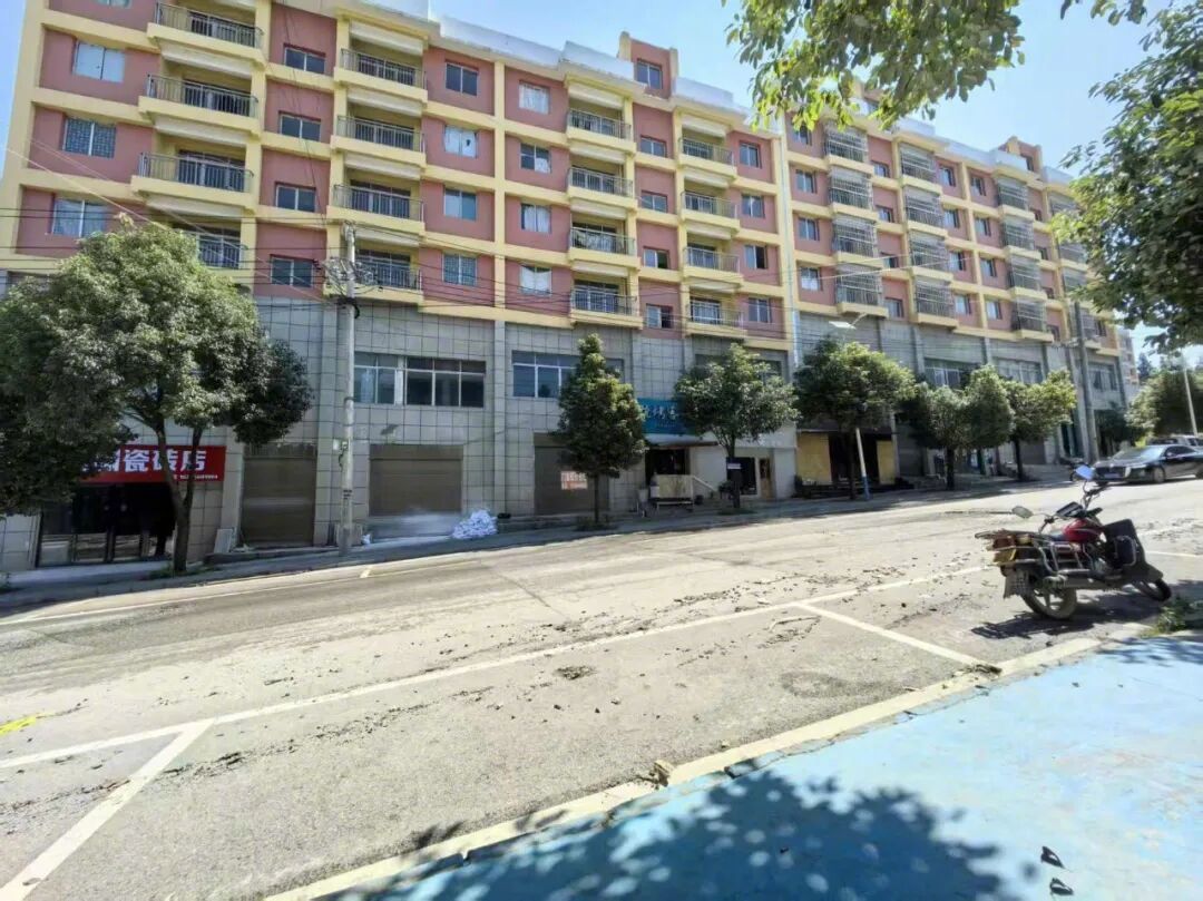 毕节一县修建百余套公租房闲置8年热点解读 一个扶贫项目，从安置房改成公租房，再到
