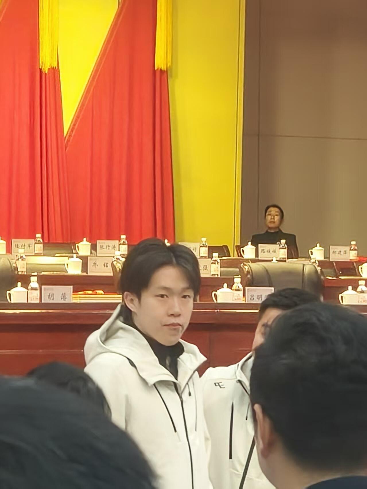 怎么会这么板正，真帅气，楚钦哥还是太权威了，特别棒的小孩子，穿着大人的衣服参加会