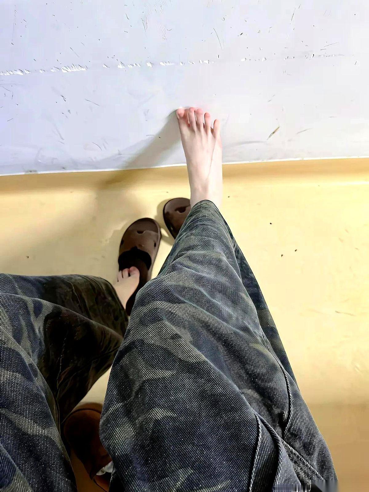 想让心永远不碎？
太简单了。
别把心交出去就行。
就像想让脚永远不累，那就别走路