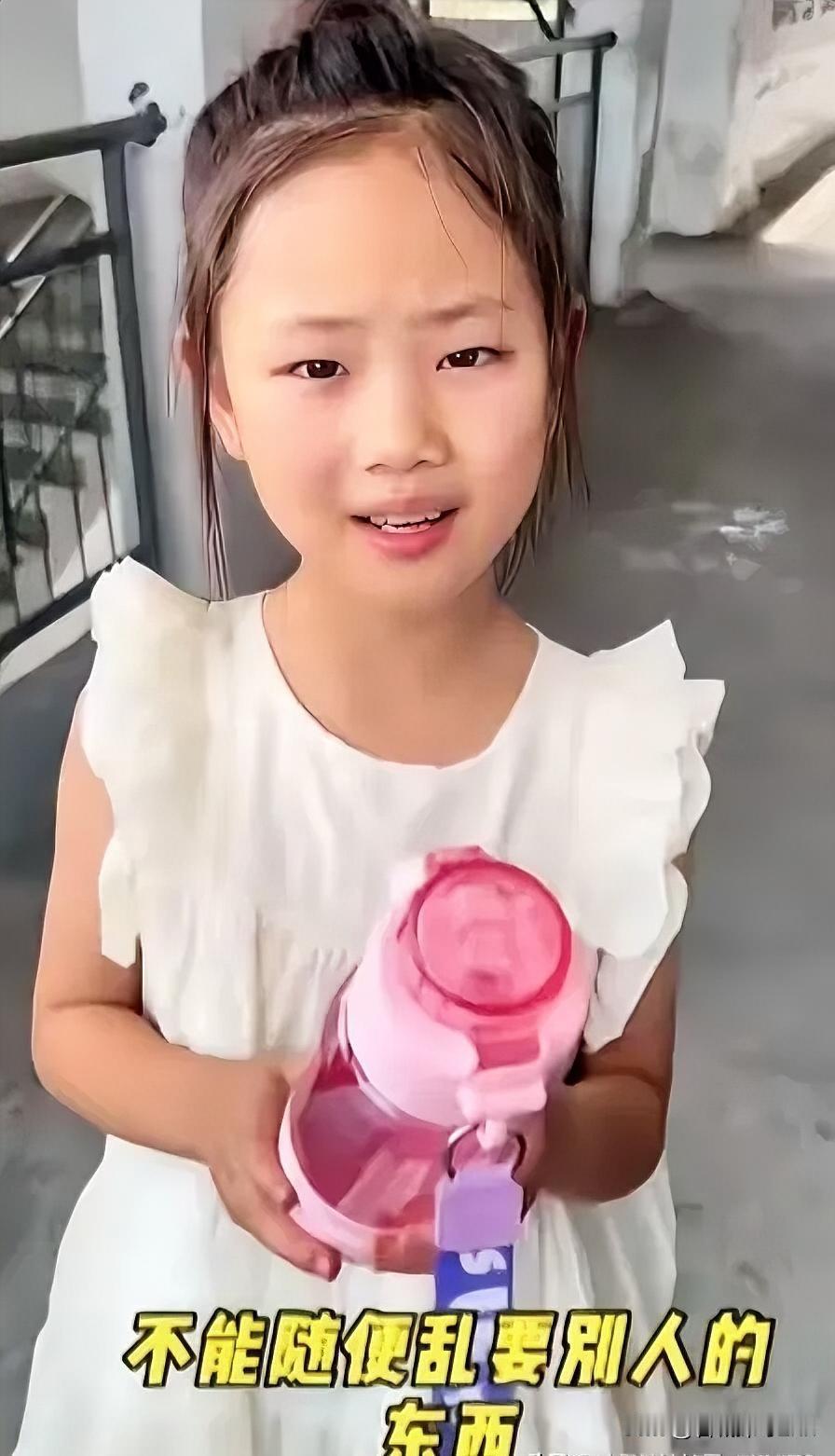 “这就是教育的意义！”河南，一小女孩把老师拉到走廊，说：帮我把这个水杯给我同桌吧