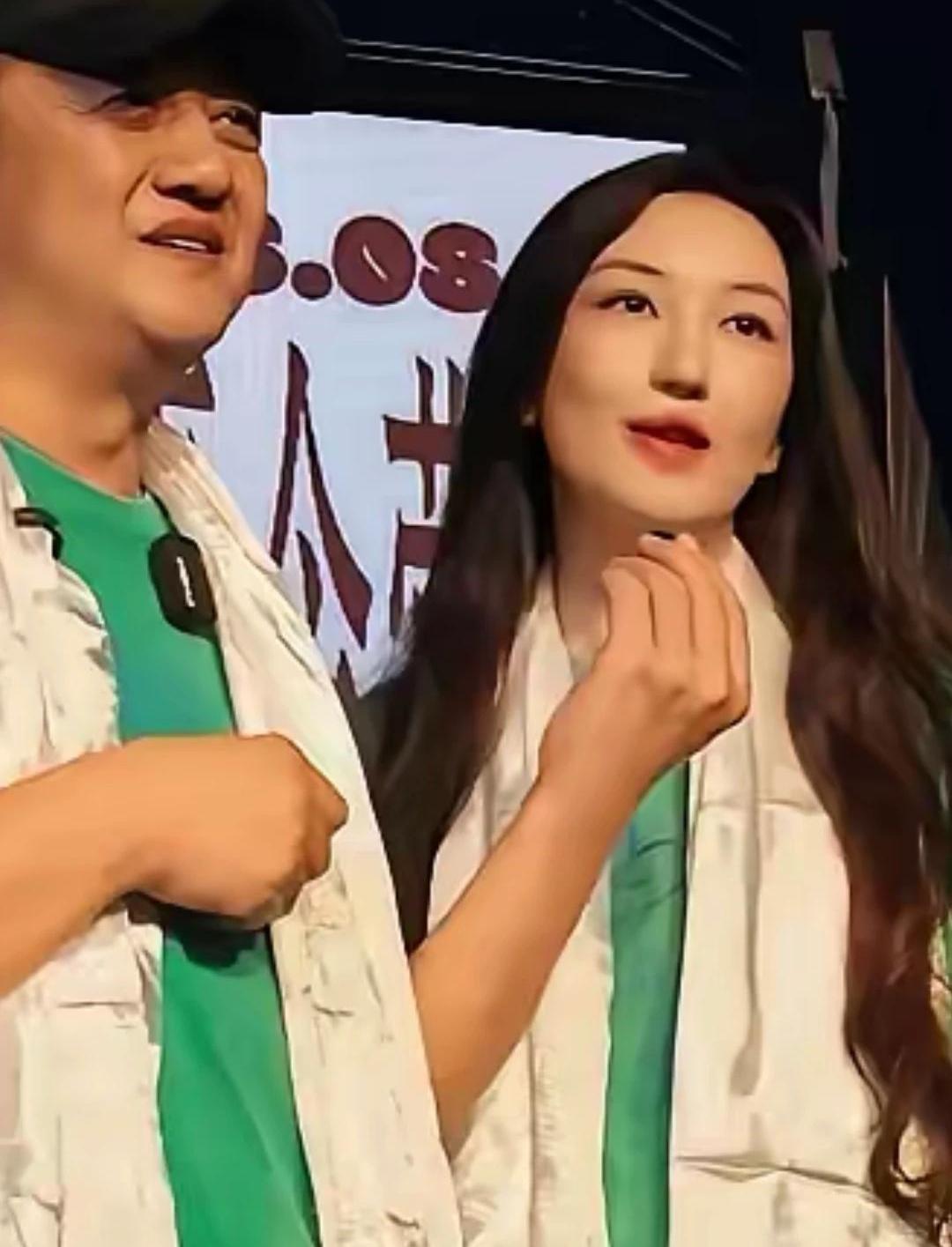 李亚鹏女儿李嫣，
如果没有唇腭裂，
不敢想象她有多漂亮。
有一个会唱歌的妈妈，