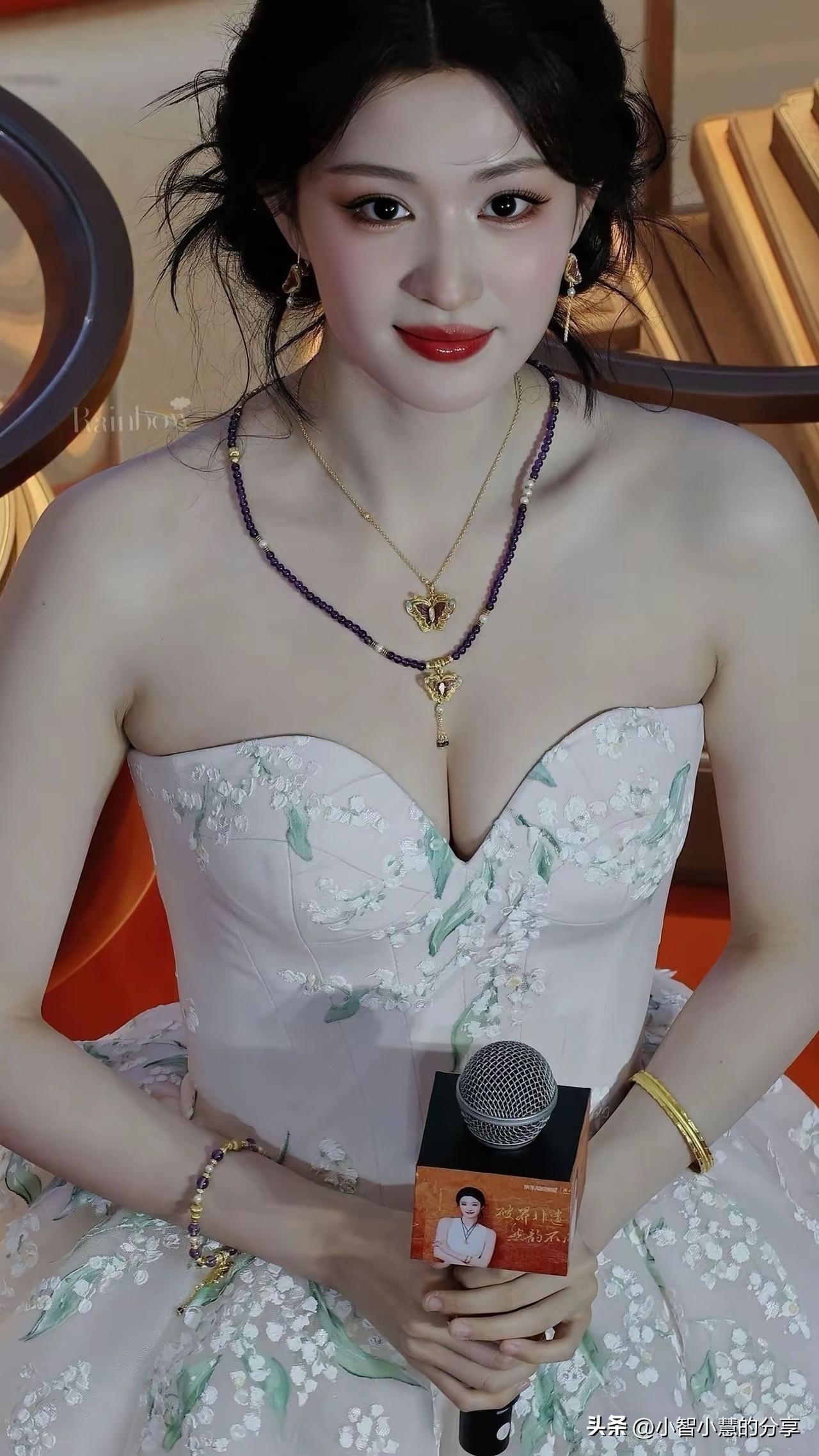 王楚然的 颜值一般，没有景甜好看，不过她的身材比较好，皮肤白皙，是冷白皮气质的美