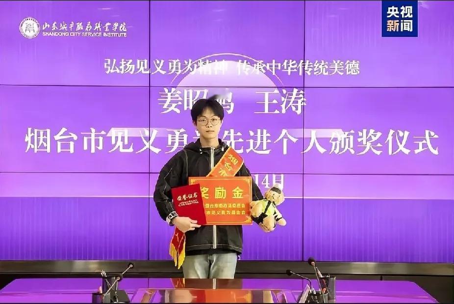 5月10日，在前往参加山东省职教高考的途中，他发现同车同学突发心肌梗死，立即展开