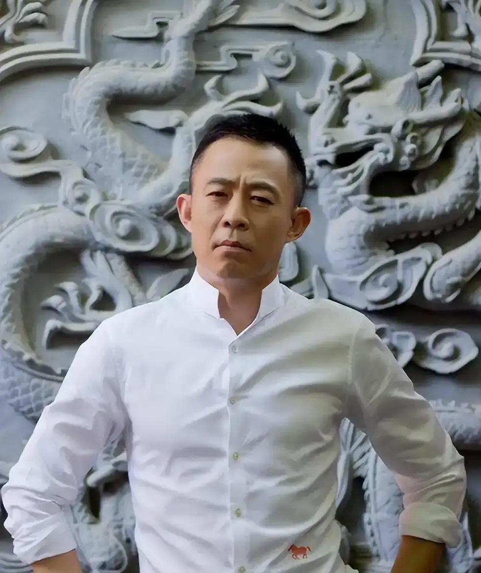 侯勇58岁住着上千万的北京大房子，他的第一任老婆沈蓉，连这套房子的门牌号都不一定