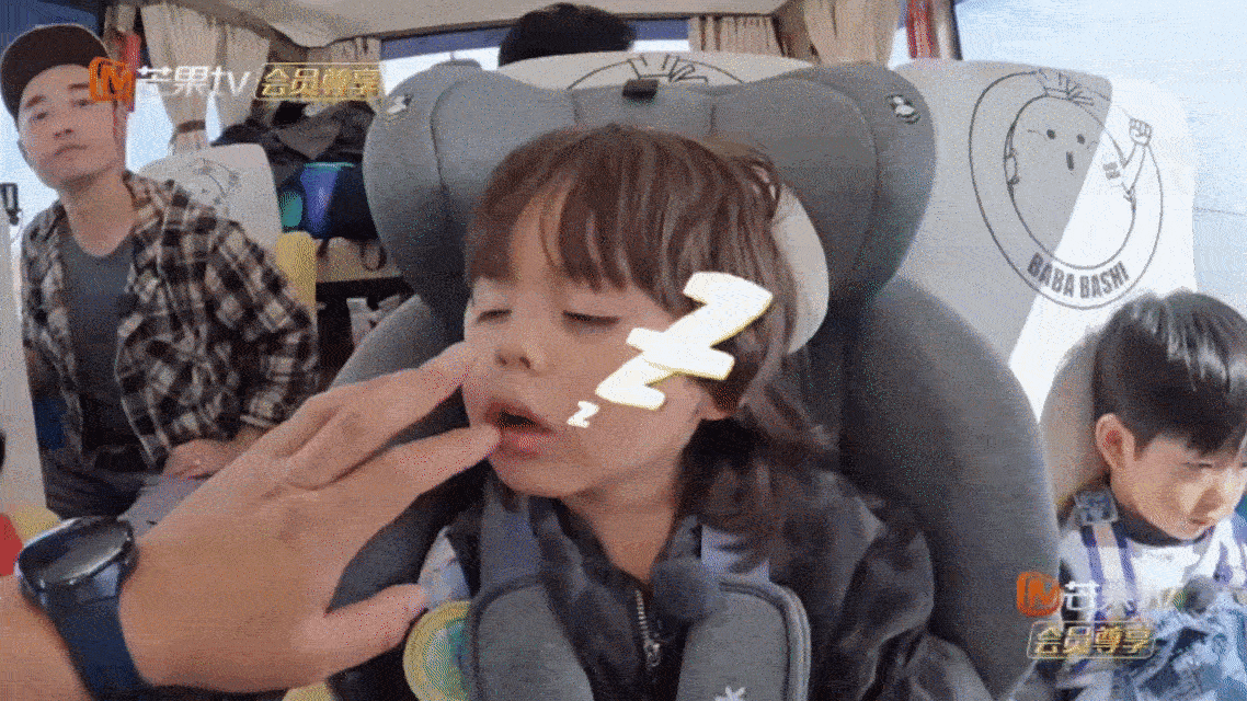 王永鸿手动纠正力安口呼吸当家爸爸的聚会 王永鸿真是行动派育儿模范！看到力安张嘴睡