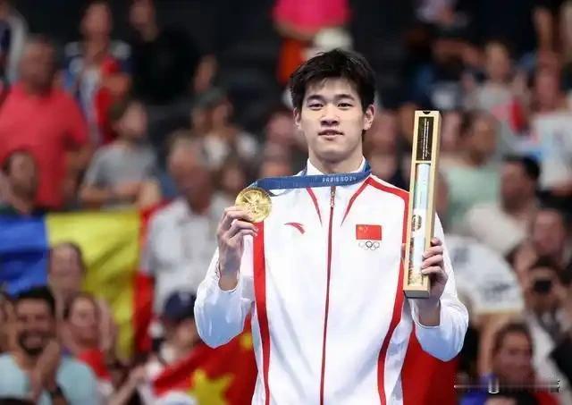 中国“飞鱼”潘展乐，多次打破世界纪录，生活中是谦逊男孩。

2024年的巴黎奥运