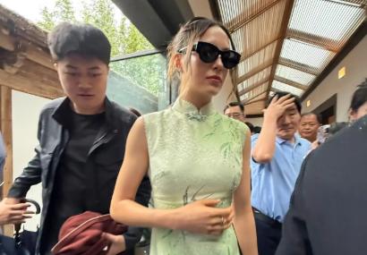 前一天还在红毯上穿着Dior高定杀疯了，第二天就趿着凉拖踩了一腿泥。

谷爱凌，