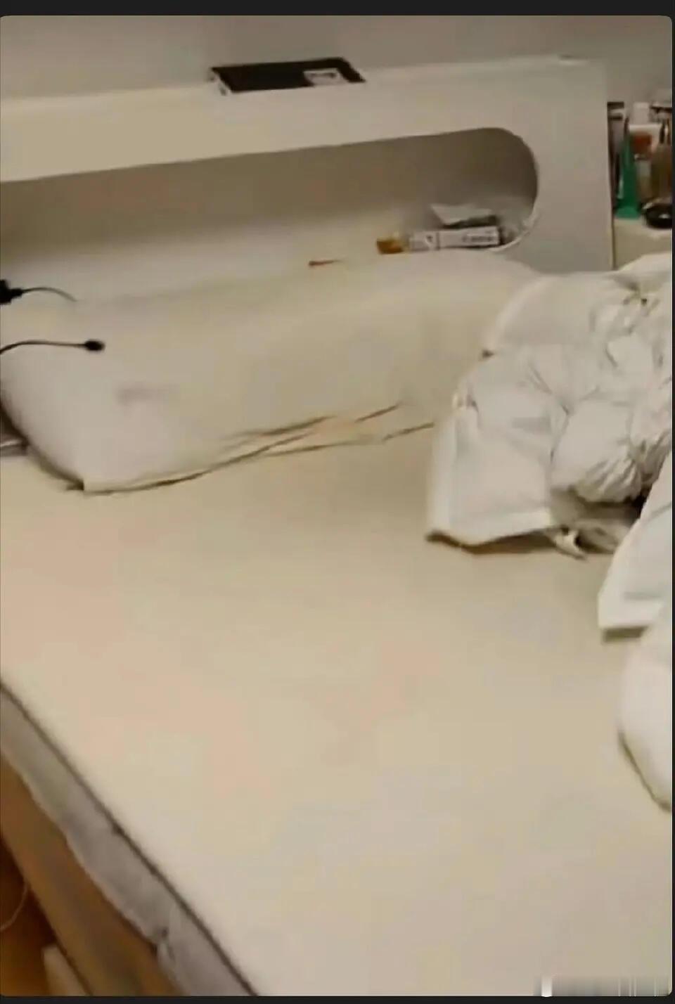 hybe新男团睡的床焦黄..... ​​​