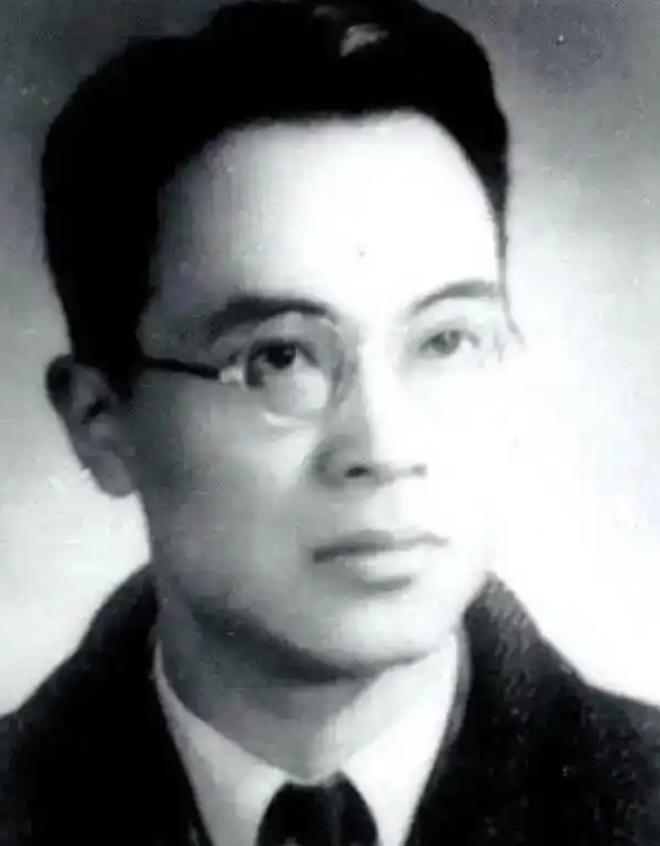 有一个人，把民国文坛几乎所有人都批过一遍。

王国维的诗？他说格调不高。鲁迅的翻