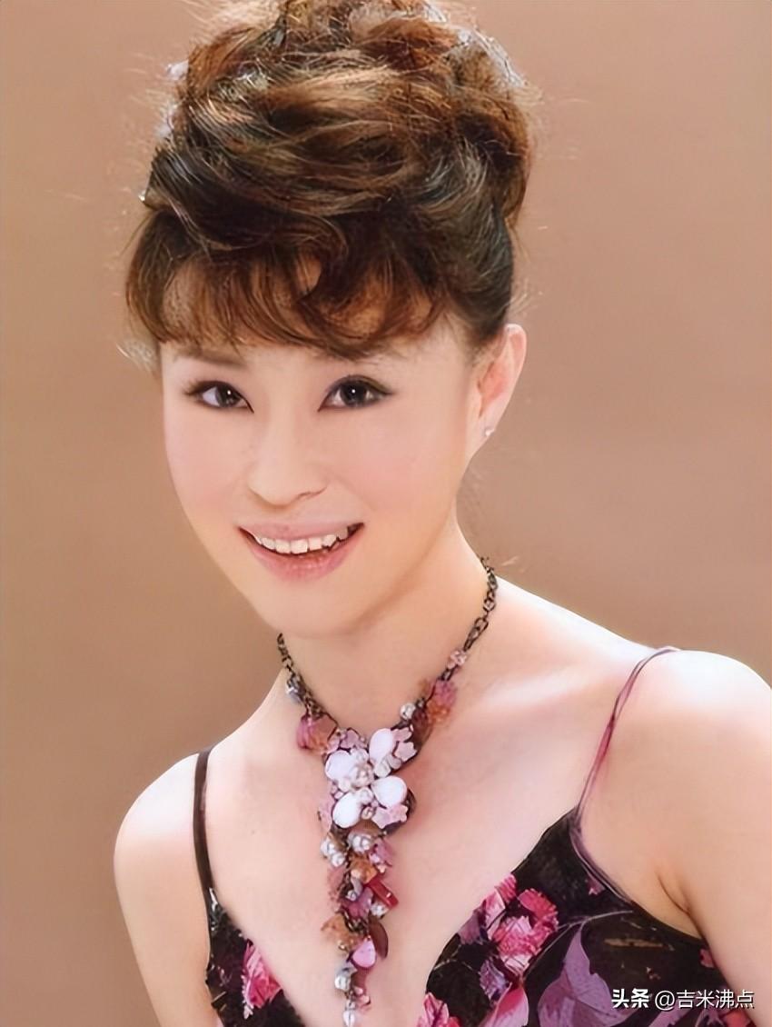 祖海素颜买菜被认不出，春晚天后怎么“不红了”？，她却在小院里唱得更稳了。
最近刷