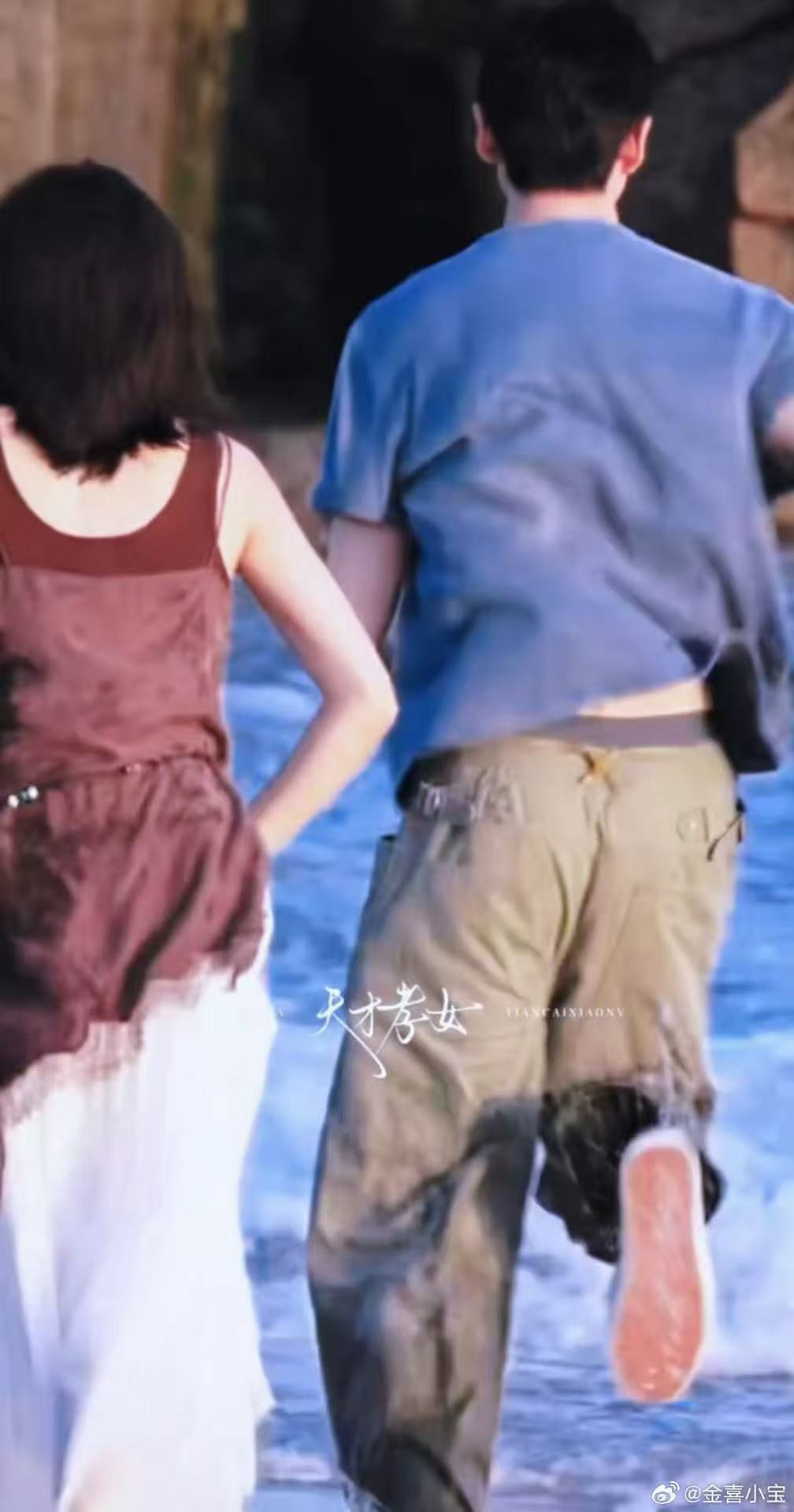 孙千需要踮脚才能抱到张云龙 海边亲吻氛围感直接封神，妥妥一幅浪漫世界名画！高挑美