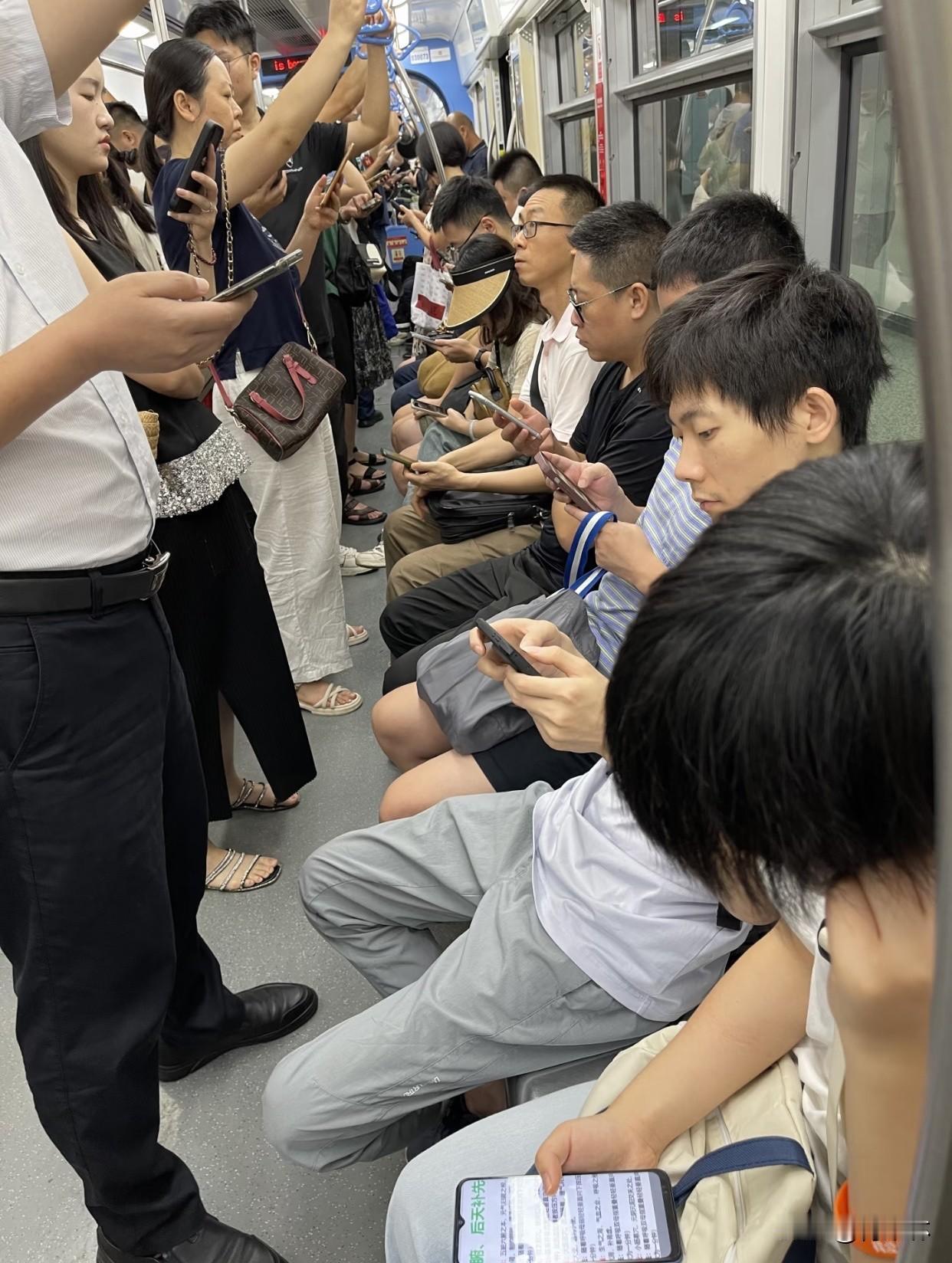 手机之所以容易让人沉迷，其实特别好理解。里面有短视频、游戏、资讯一环扣一环，总能