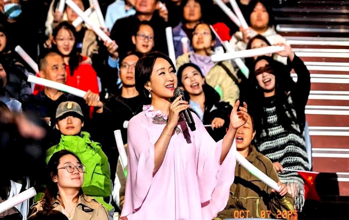 她一开口，整个90年代都回来了。
54岁，没变声，没走音，没靠修音，央视中秋夜一