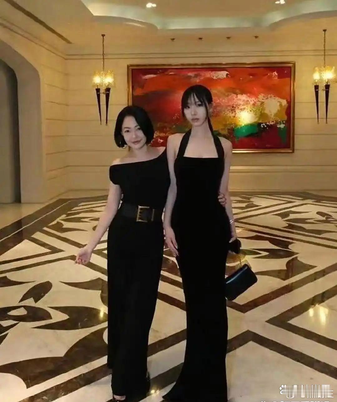 小S﻿‍﻿跟‏‍‍女儿合‏‍照‏‍，摆啥‌‏‏姿势‌‏都不好使，身高‌和气‍‎‏