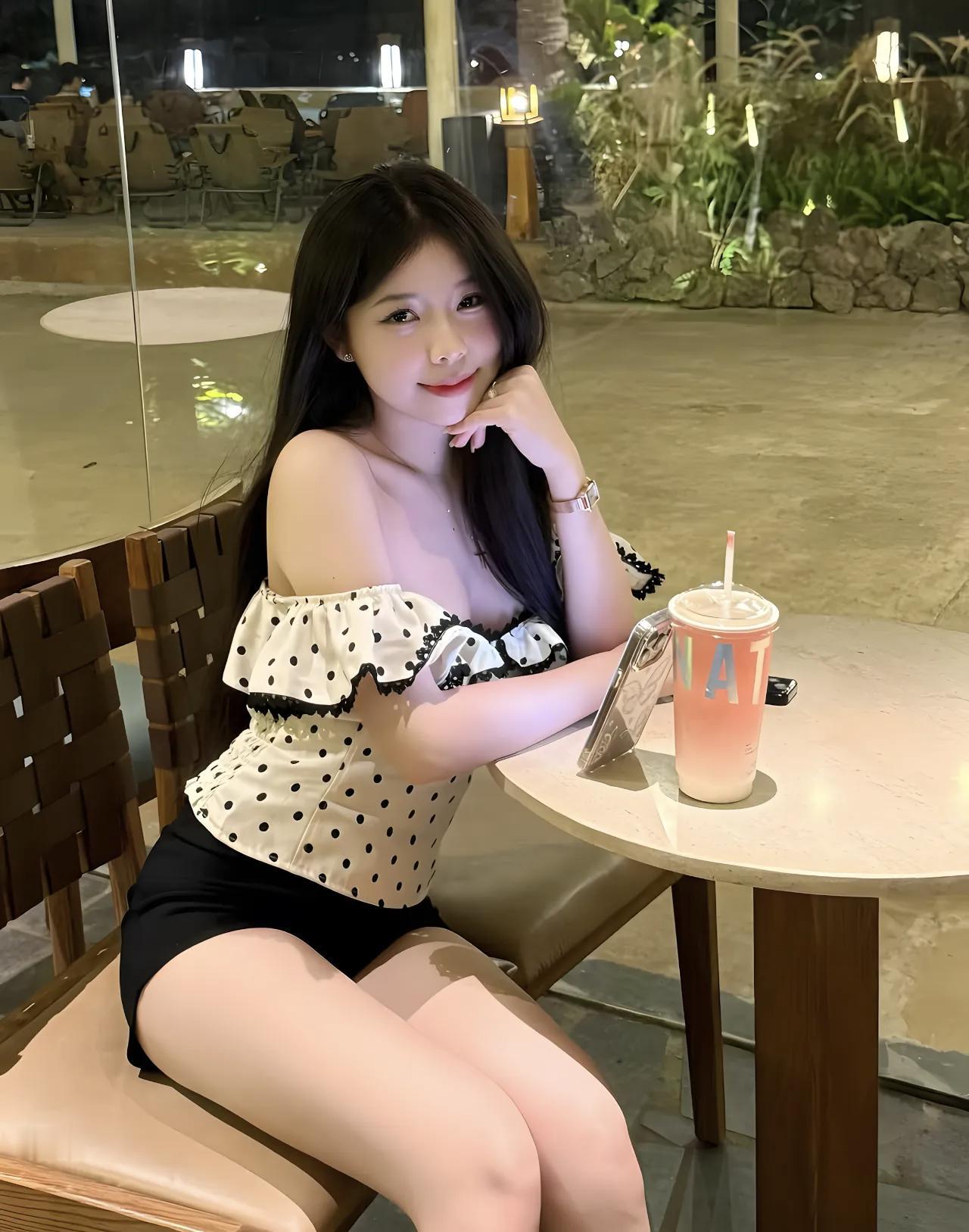夜晚咖啡馆的少女时光🌃✨