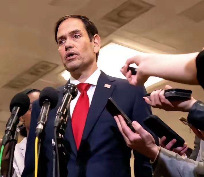 美国外长卢比奥奉劝中国、俄罗斯两个大国不要在美国的后院兴风作浪。他明确地指出：委