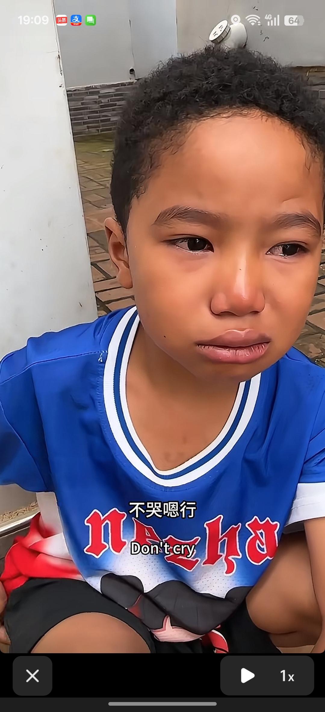 小小年纪的豆豆，童年也就快乐了几年。先是妈妈远去非洲外婆家，后又被迫去到非洲，离