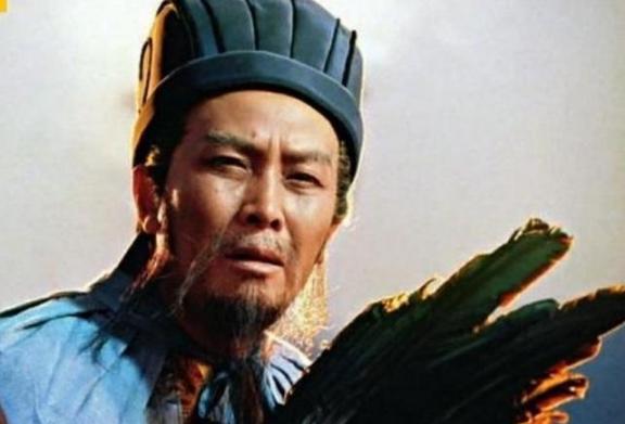 公元208年，赤壁之战之后，诸葛亮调兵遣将截杀曹操的残兵败将。关羽追击曹军，却挨