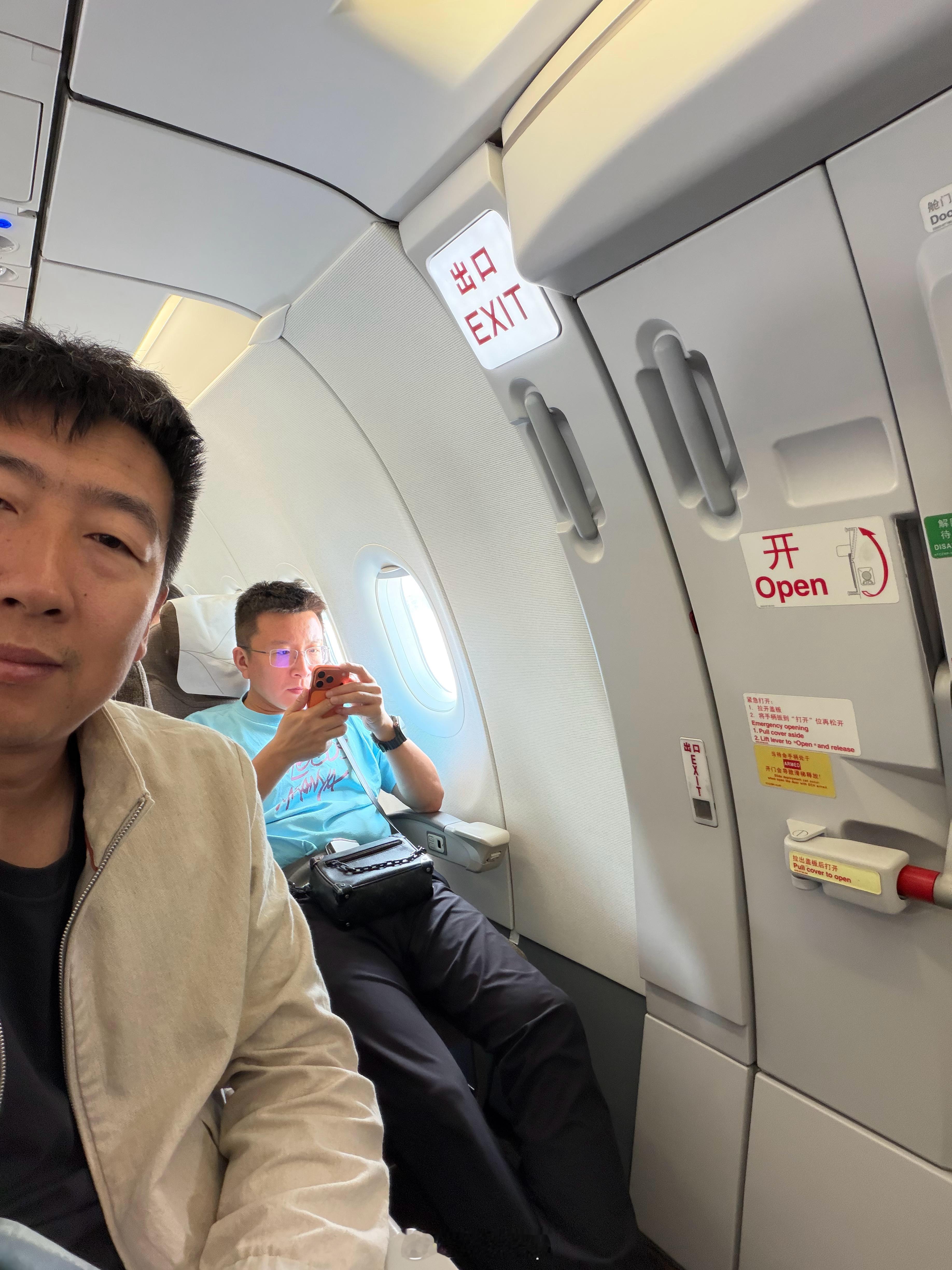 失误了，回长春跑马拉松，我说咱俩一人花2000积分选个安全出口，坐空姐对面！结果