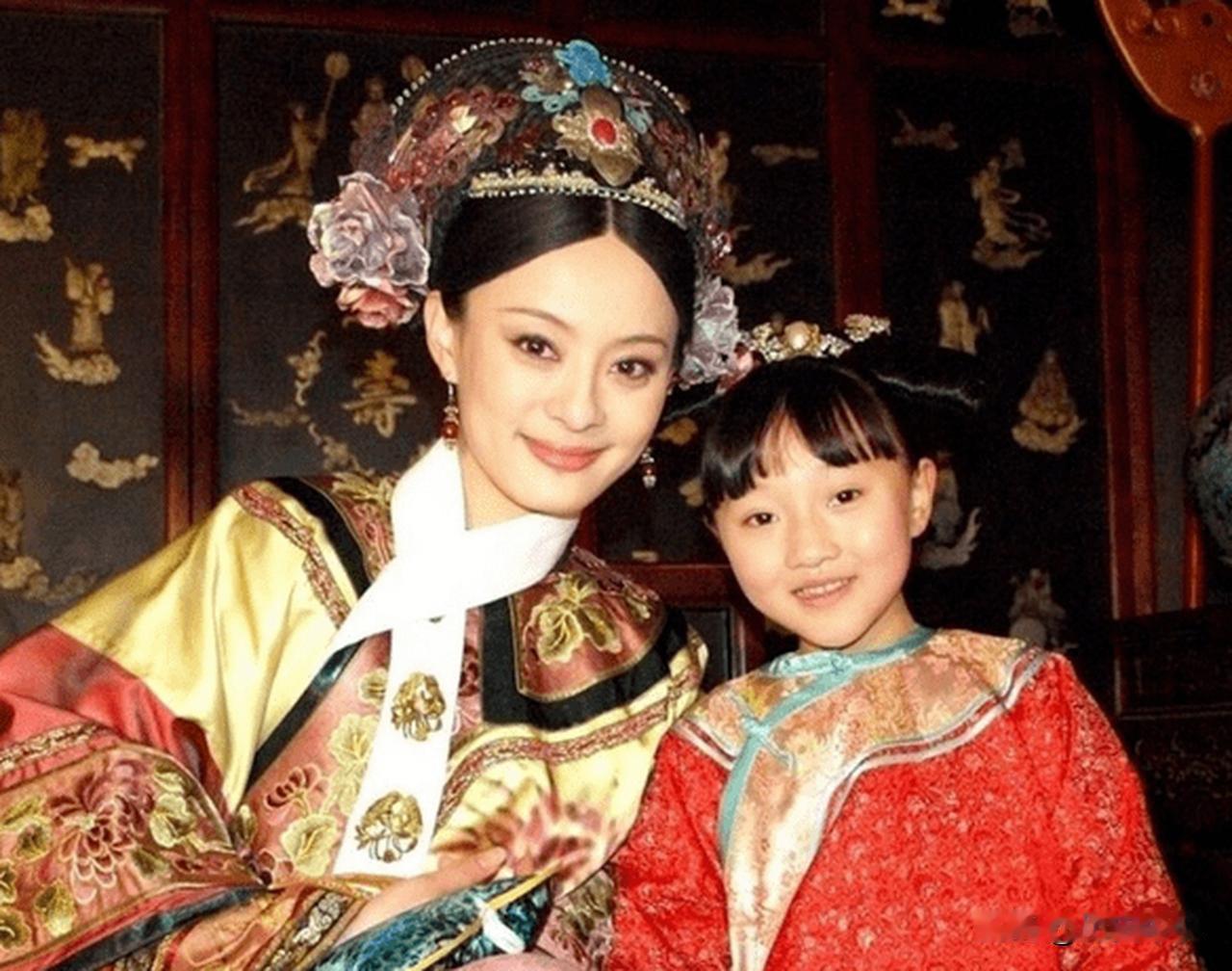 拨浪鼓里的深宫秘：胧月摔碎旧物，才懂甄嬛离宫的血泪真相
 
编辑：纱娜
作者：纱