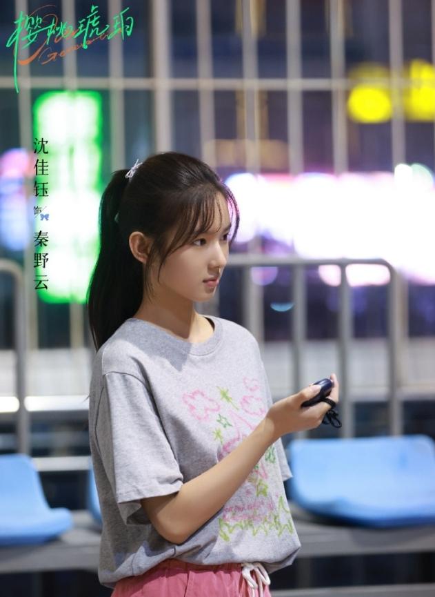 正午阳光力捧的00花沈佳钰
北电在读，首部作品是正在播的《樱桃琥珀》女二，下部剧