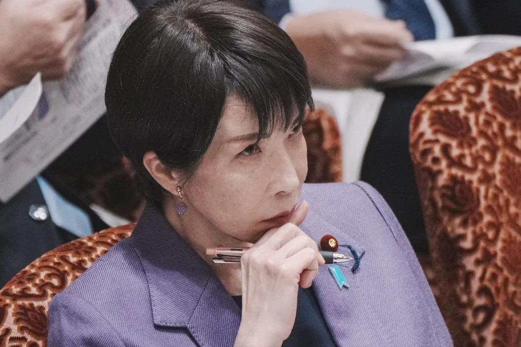 b  日本首相高市草苗。 日本自民党今天推出新版的总裁海报，红白两种版本分别印有