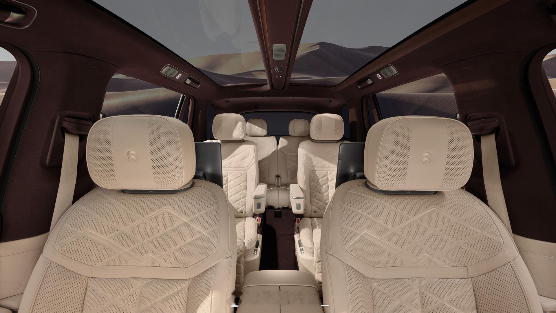 带过道的蔚来 ES9 终于来了！这次媒体实拍都是带中岛，也就是不带过道，虽然中岛