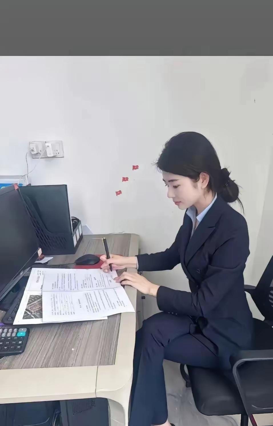 职场女强人，专注工作，专业态度！