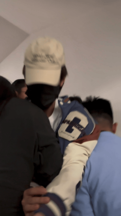 张泽禹被私生挤倒张泽禹驾校被挤摔 我的天怎么会有这么多私生啊！！ 