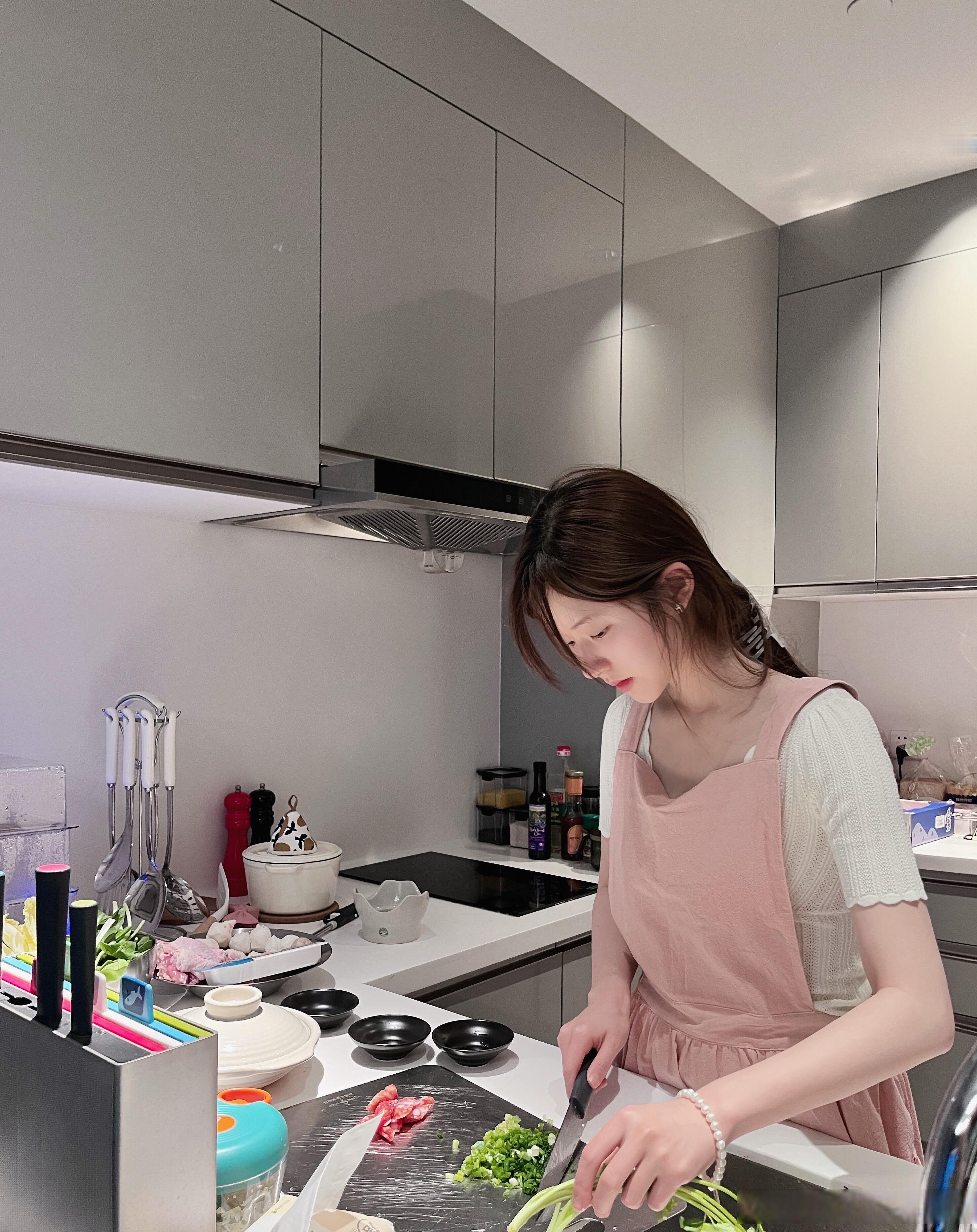 我女朋友做饭中 ​​​