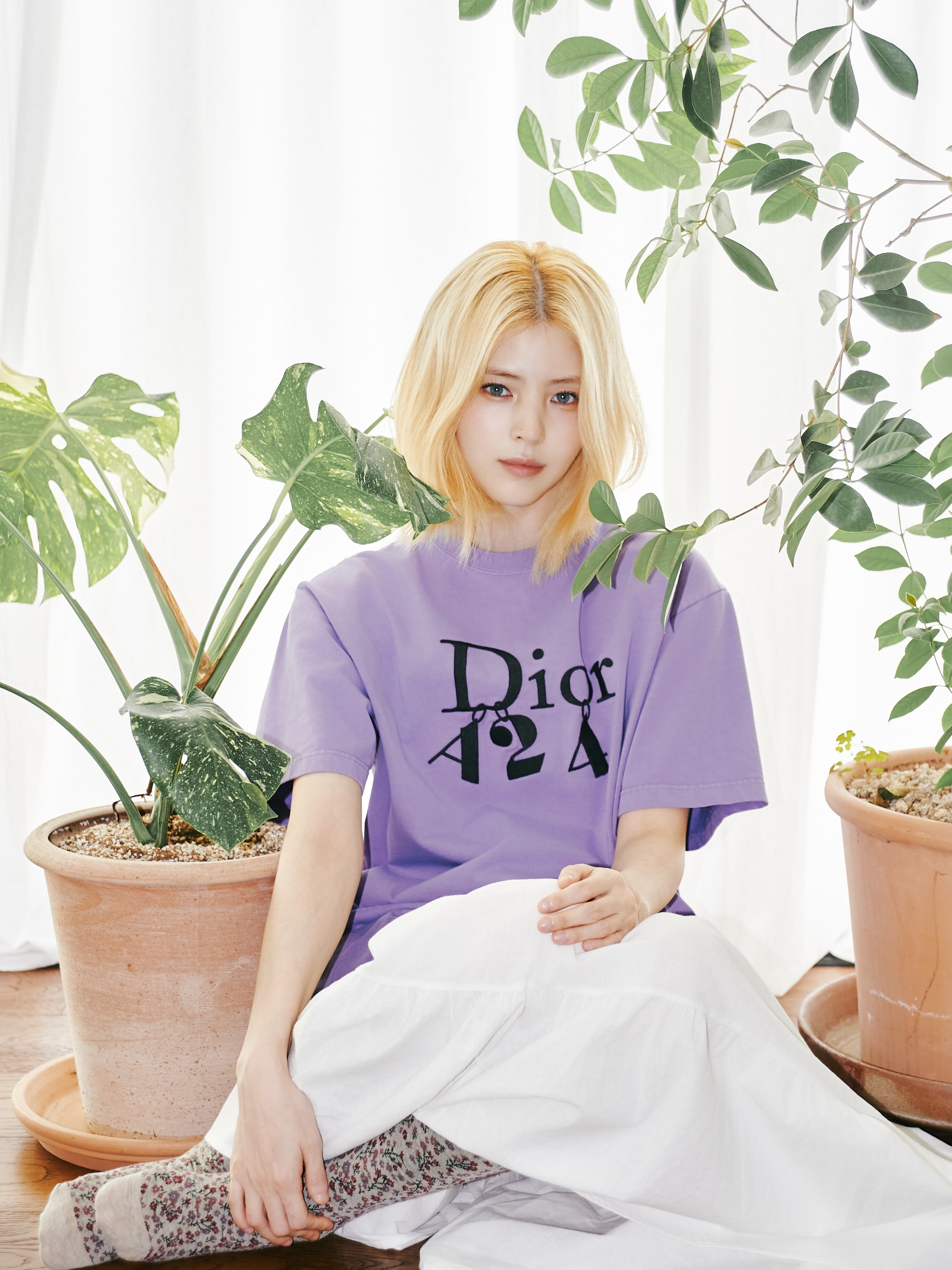 韩区DIOR品牌大使韩素希也带来一组全新宣发大片，金发➕紫T，简简单单明艳动人，