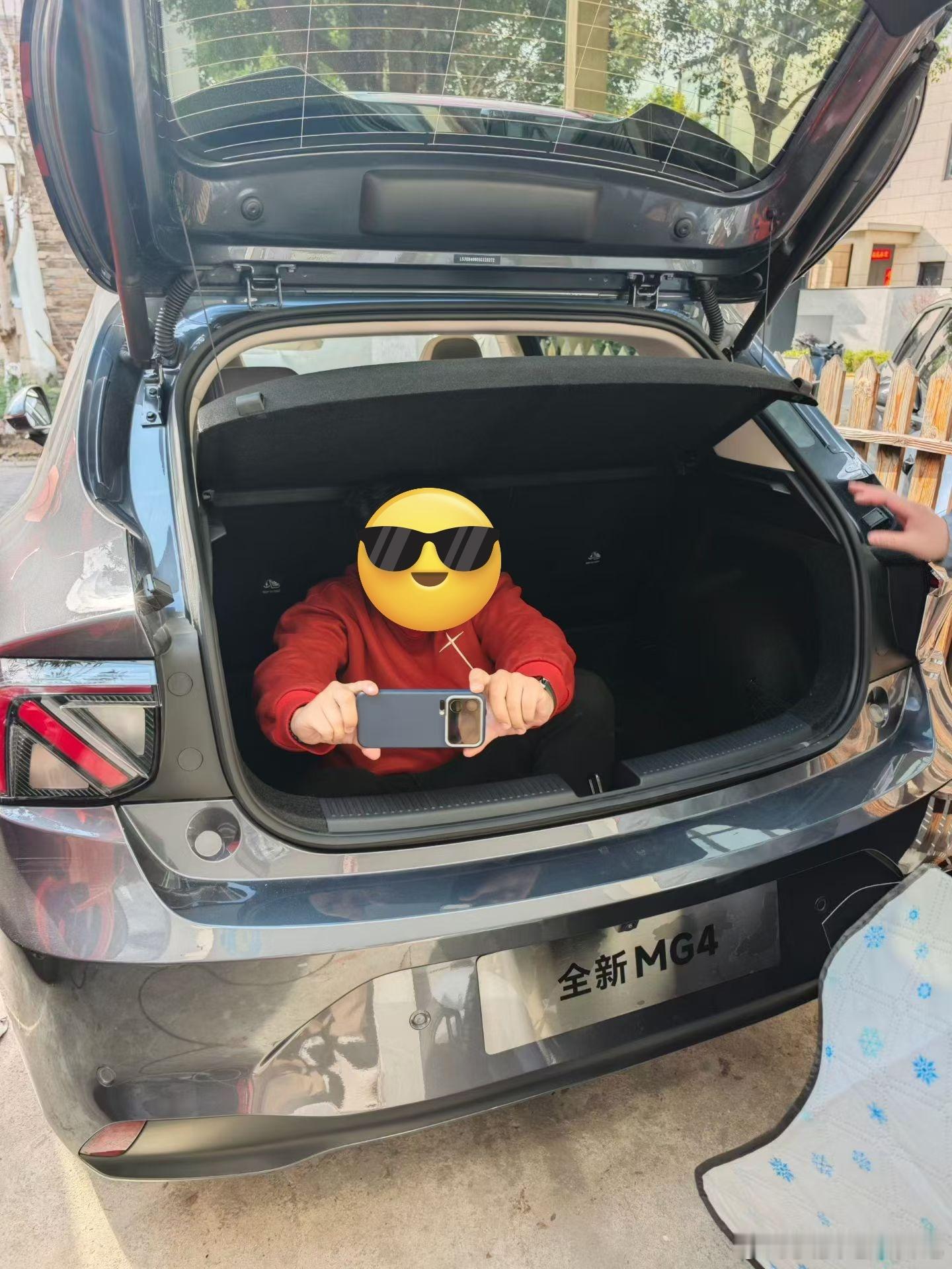 论全新 MG4 的掏空后备箱有多大！其实也没多大，区区 98L 罢了，正正好能装