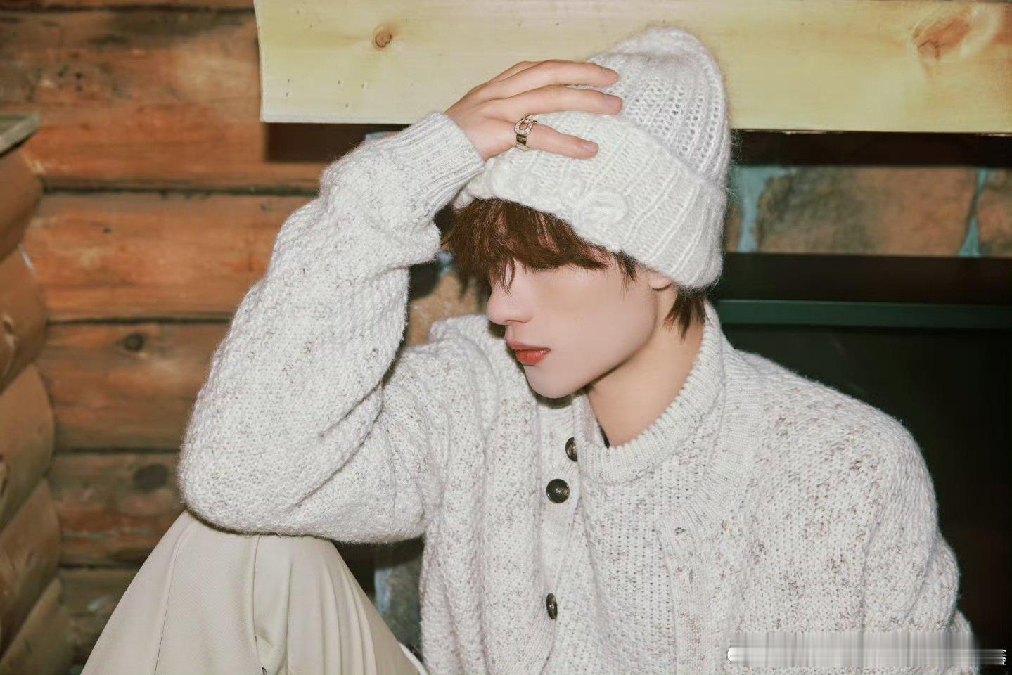 丁程鑫早期唱大舌头 丁程鑫早期居然唱过方言版《大舌头》，辣条音绝了，帽子上的 l