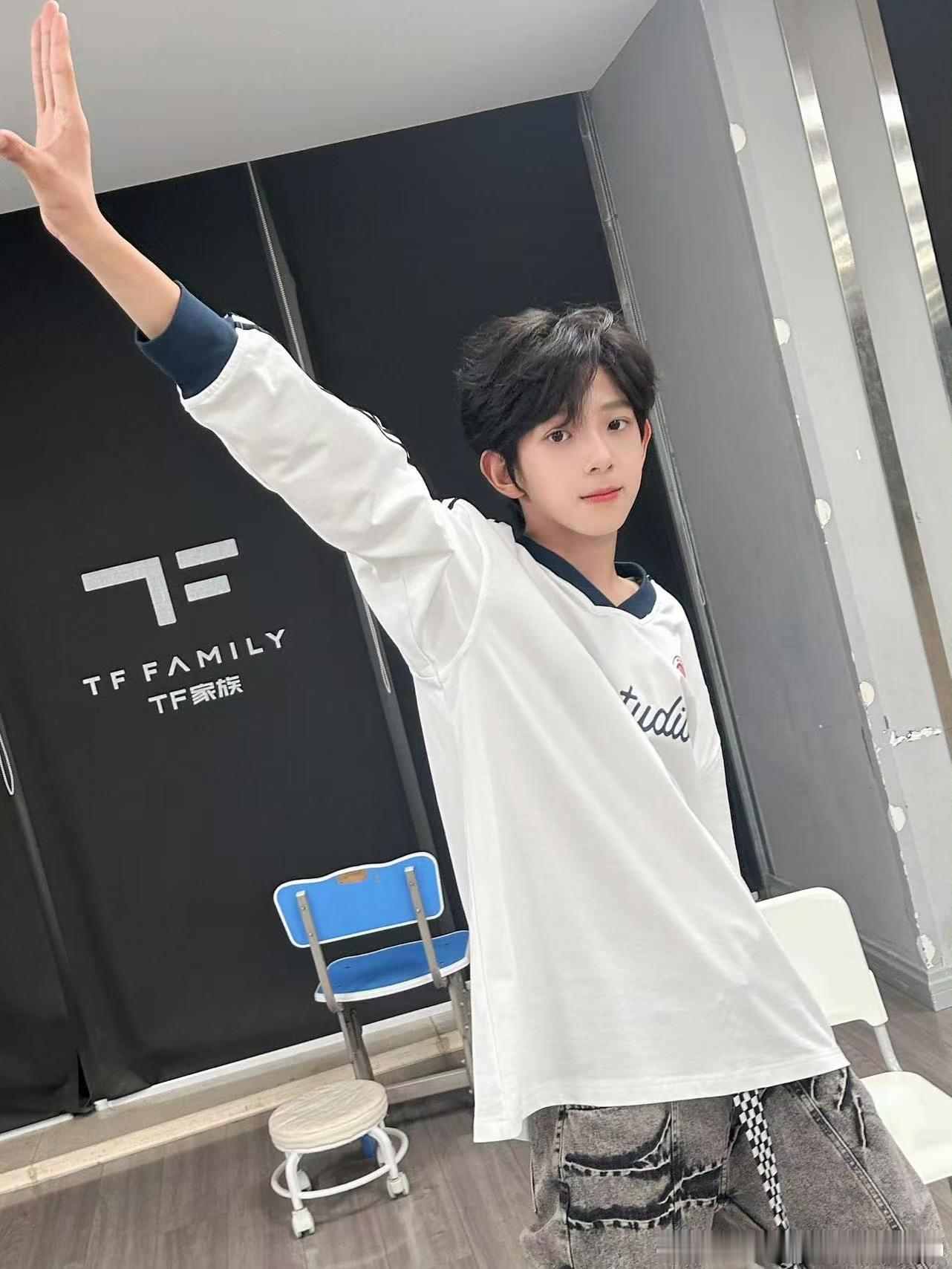 陈浚铭  ❤️陈浚铭谢逸舟 🥺 还是没变的拍照姿势 