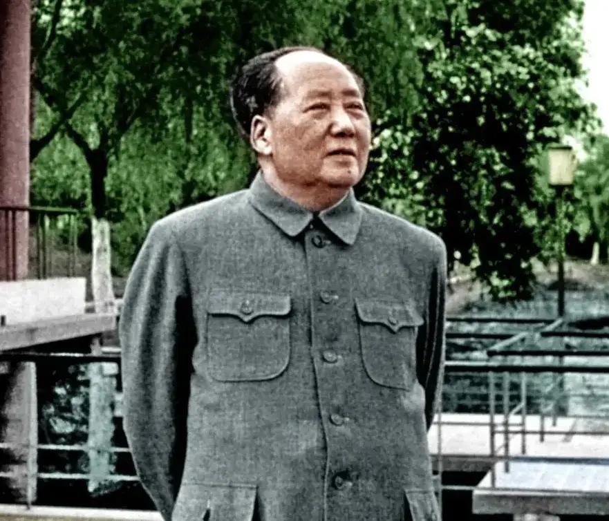 世界伟人——毛泽东主席1893年出生于湖南韶山，是党、解放军和新中国的主要创立者