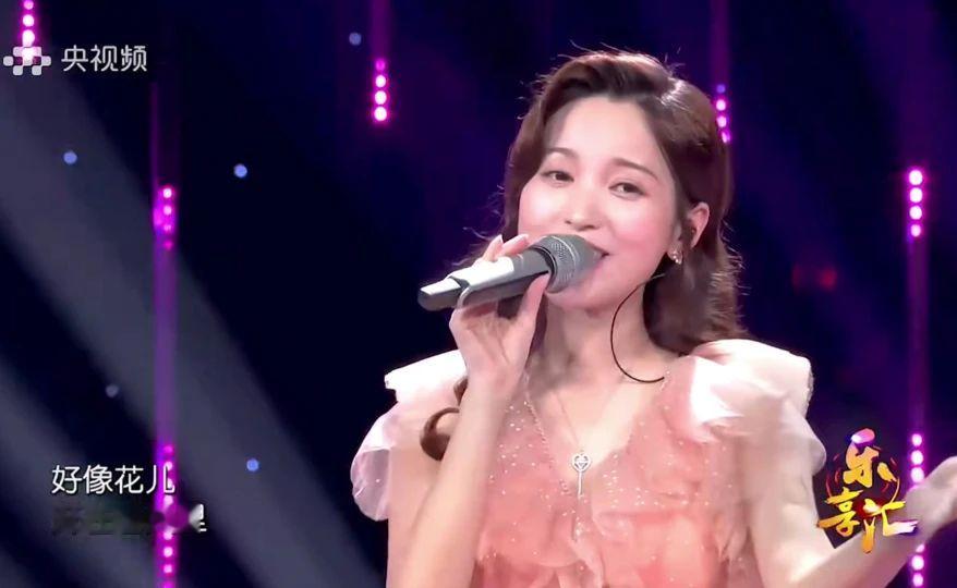 金莎演唱《甜蜜蜜》，清甜柔美的嗓音，满是温柔甜美的氛围