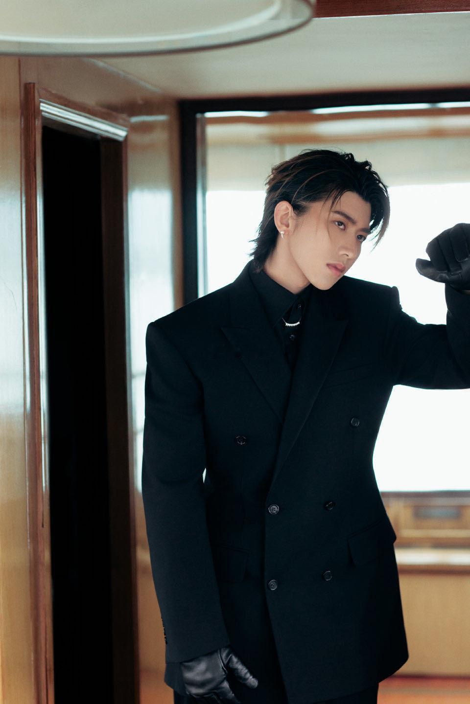 蔡徐坤早知道耳返烂在耳朵里蔡徐坤秋衣塞裤子里也能很性感 蔡徐坤这个反应我能笑一天